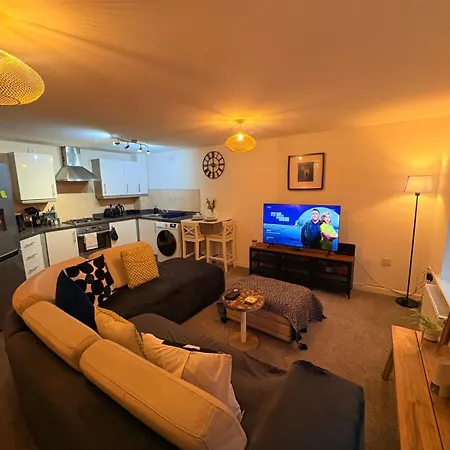 2 Bedroom 2 Bathroom Ground Floor Apartment In Central Location Warrington Exterior photo