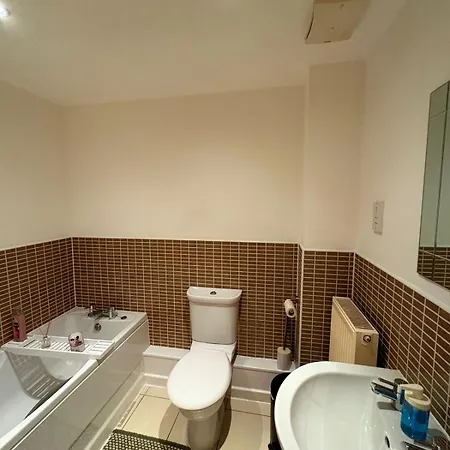 2 Bedroom 2 Bathroom Ground Floor Apartment In Central Location Warrington Exterior photo