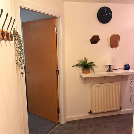 2 Bedroom 2 Bathroom Ground Floor Apartment In Central Location Warrington Exterior photo