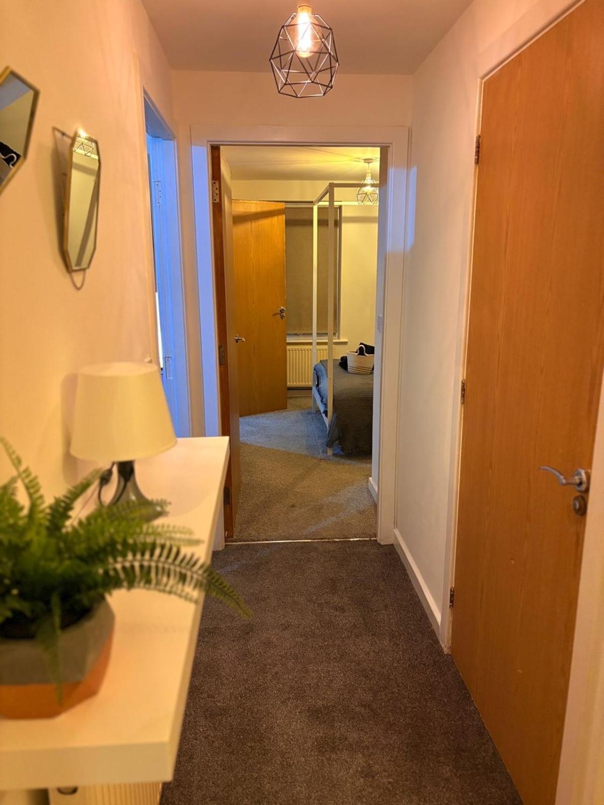 2 Bedroom 2 Bathroom Ground Floor In Location *