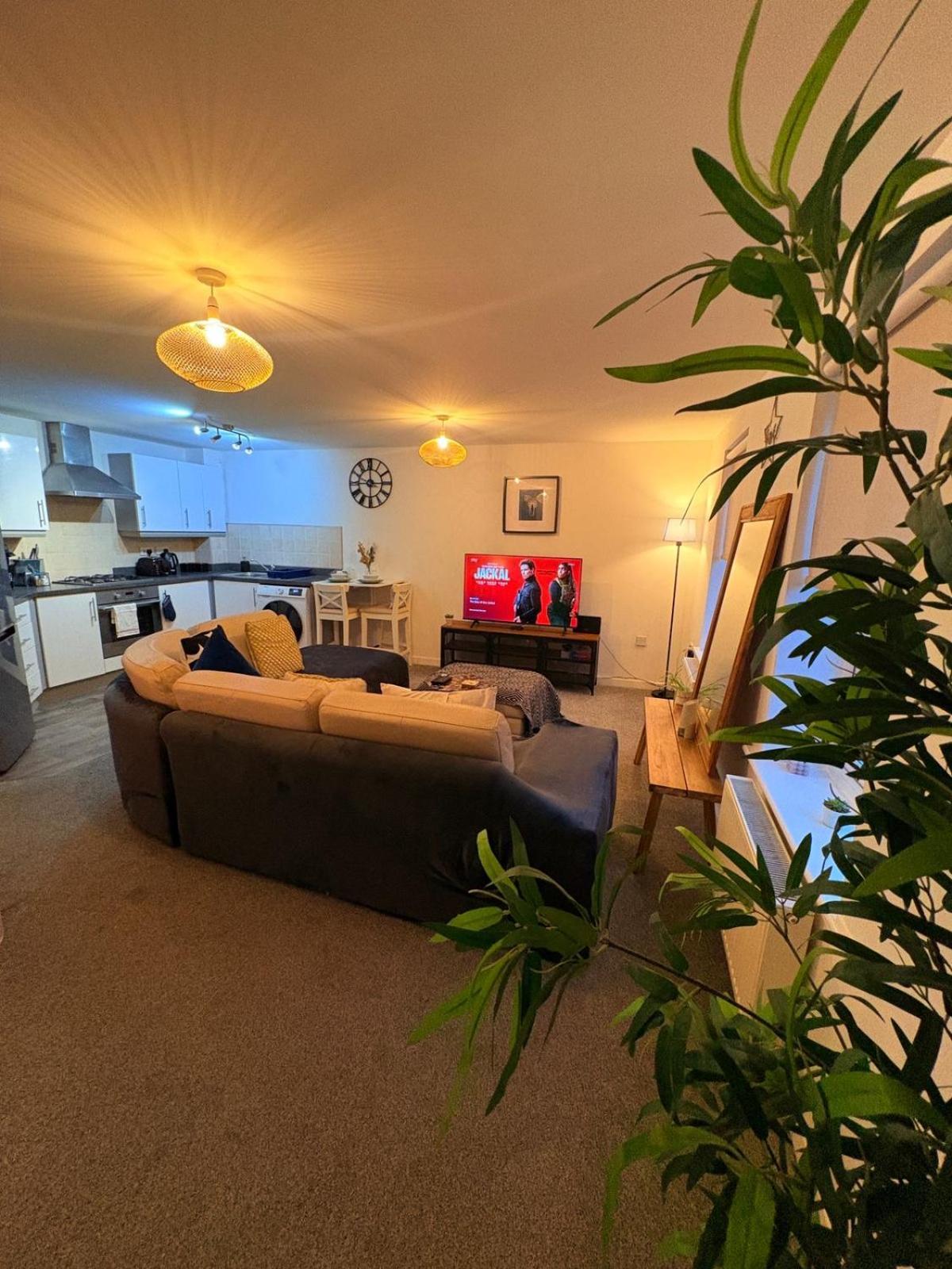 2 Bedroom 2 Bathroom Ground Floor In Location Apartment *