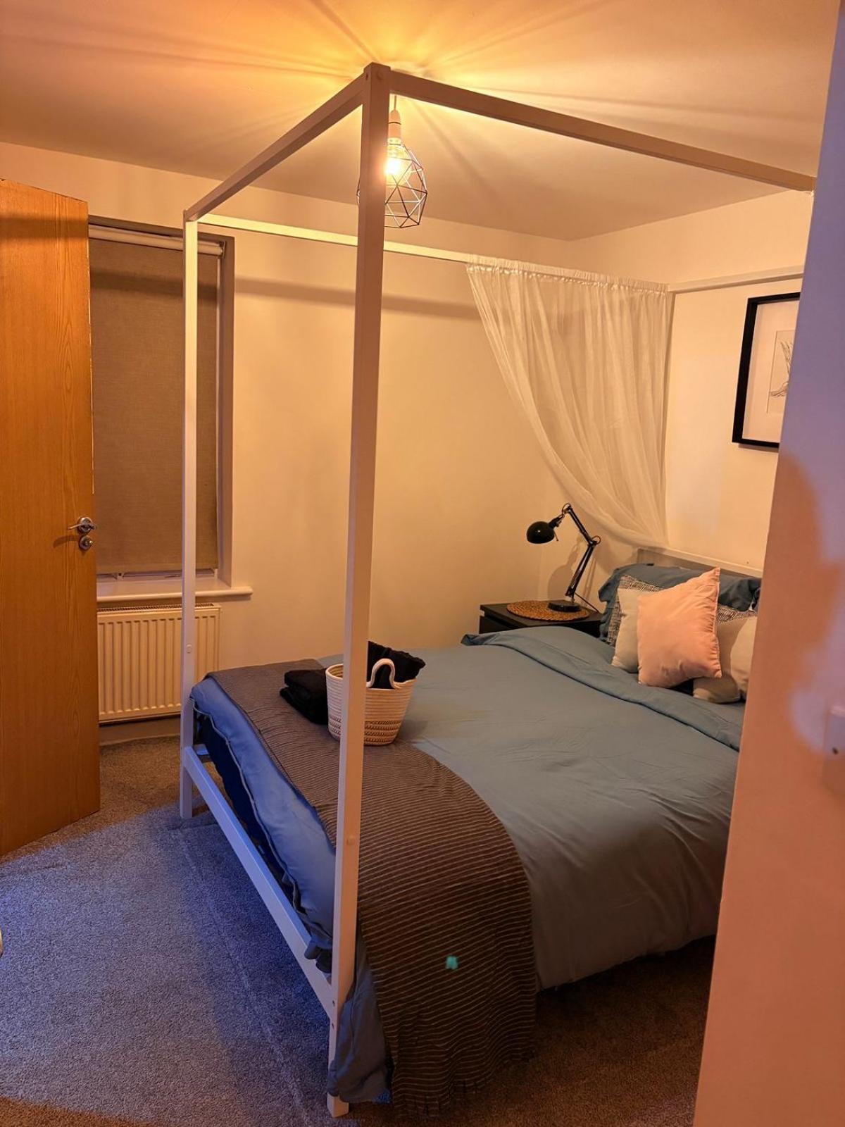 2 Bedroom 2 Bathroom Ground Floor In Location *