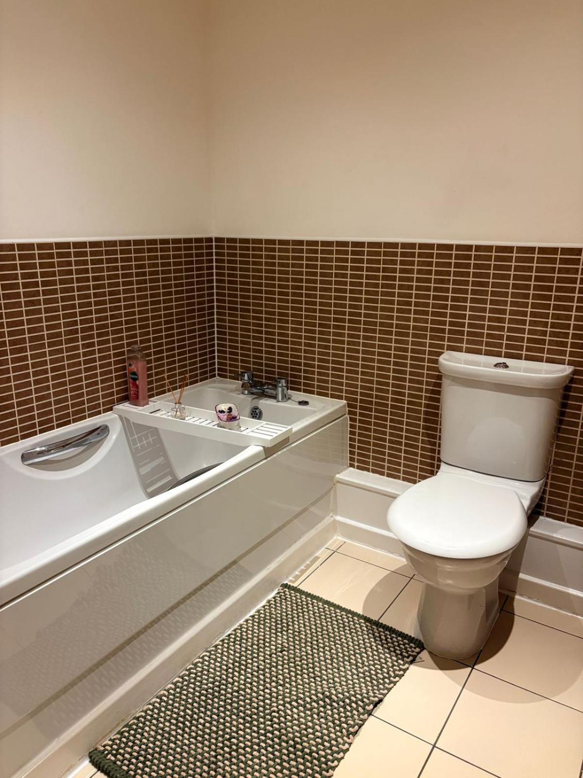 2 Bedroom 2 Bathroom Ground Floor In Location * Warrington